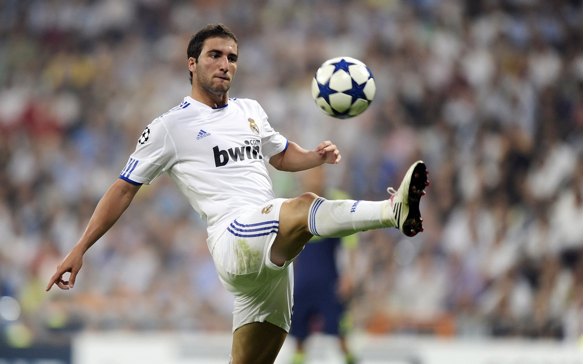 最佳瞬间:王强压哨三分,点燃现场气氛!