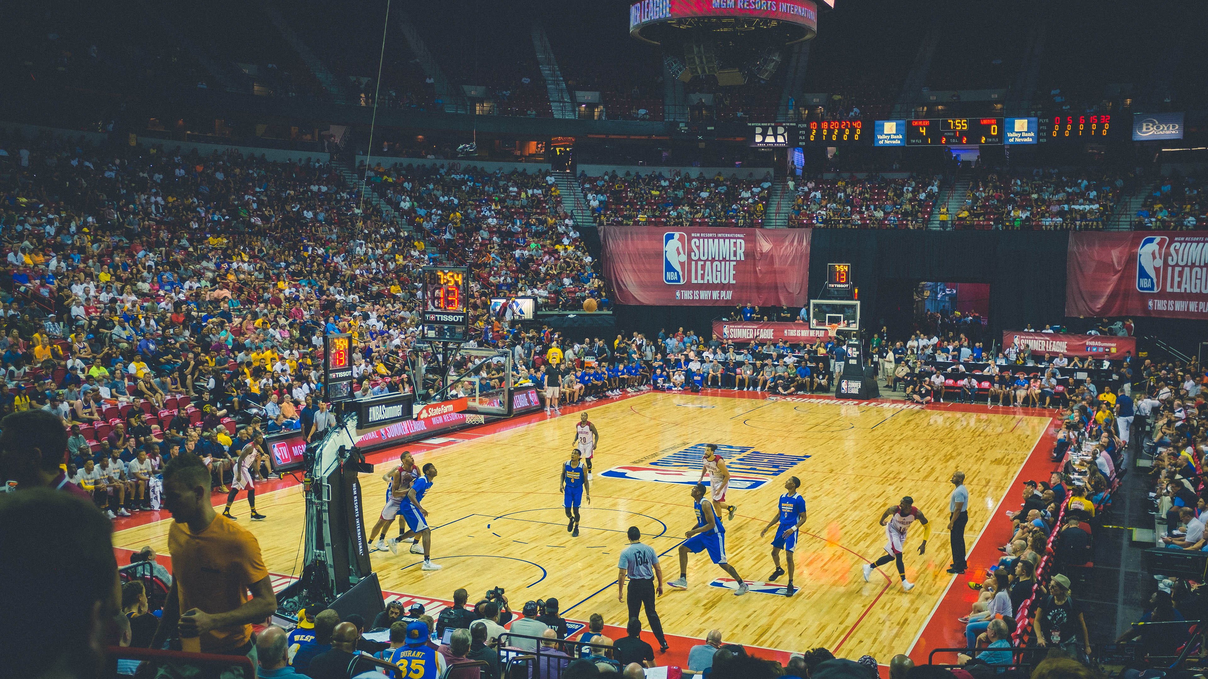 爱游戏官方-最佳瞬间：王强末节关键三分助球队反超，现场沸腾！